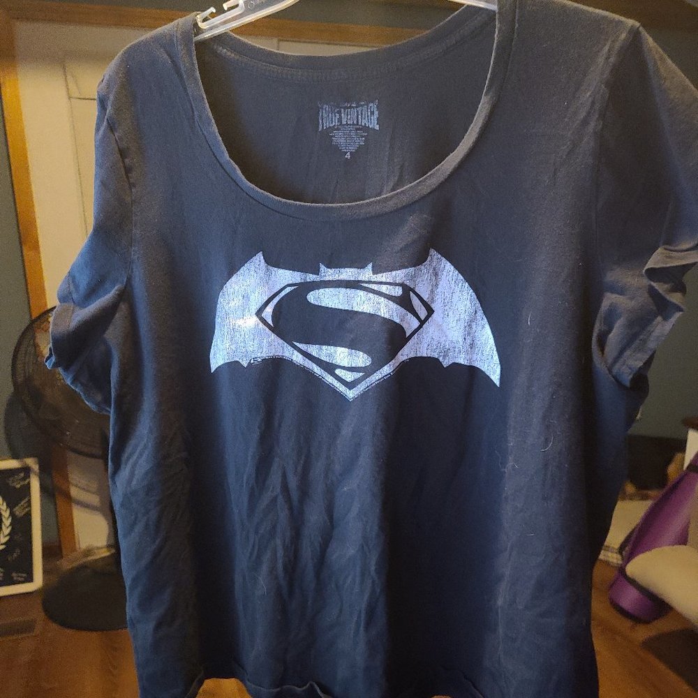 Torrid black t shirt batman vs superman size 4